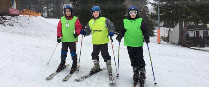 Děti vyměnily aktovky a učebnice za lyže a šumavské kopce